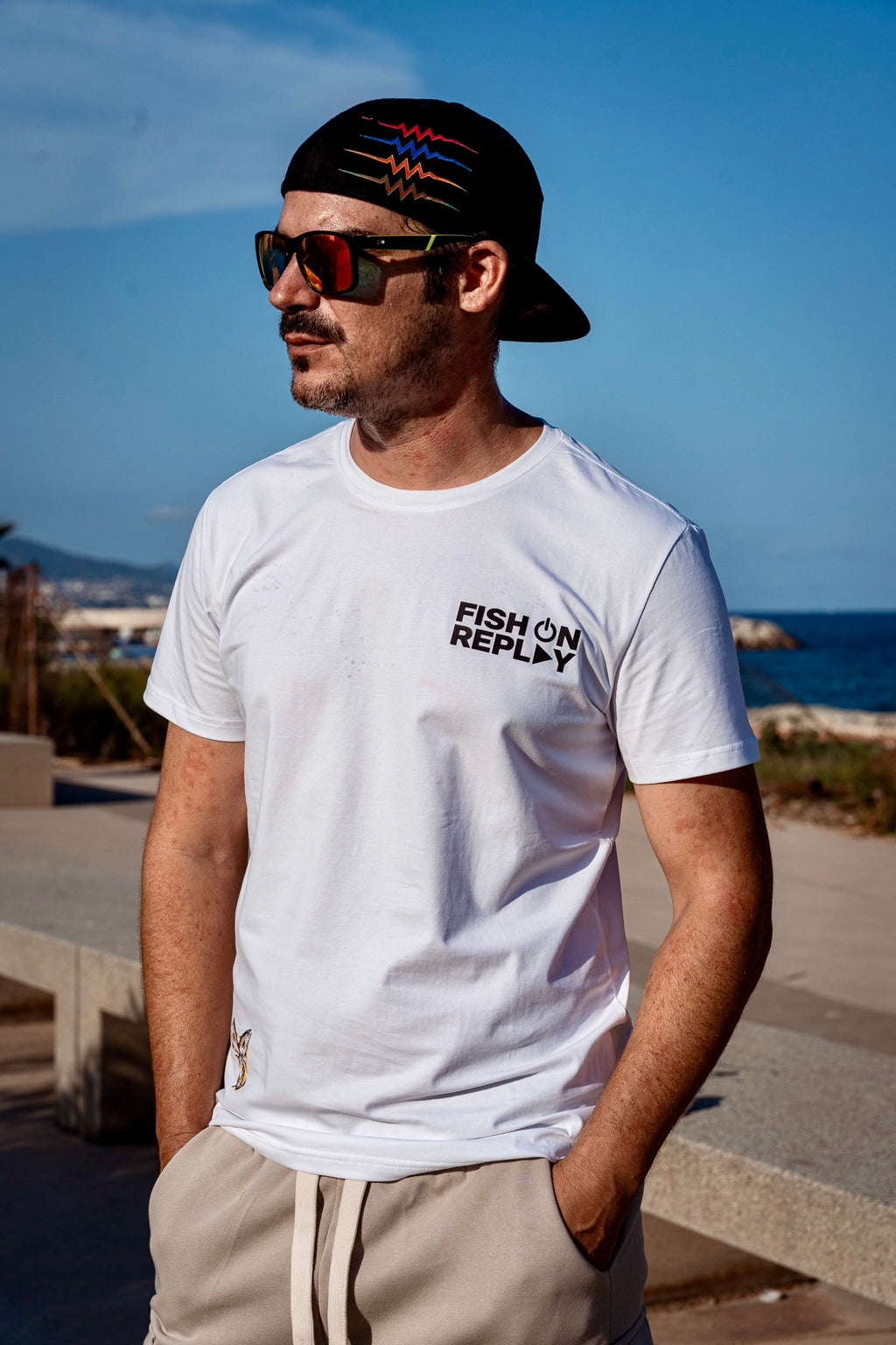 modelo de frente vistiendo la camiseta hunters de fish on replay en color blanco 