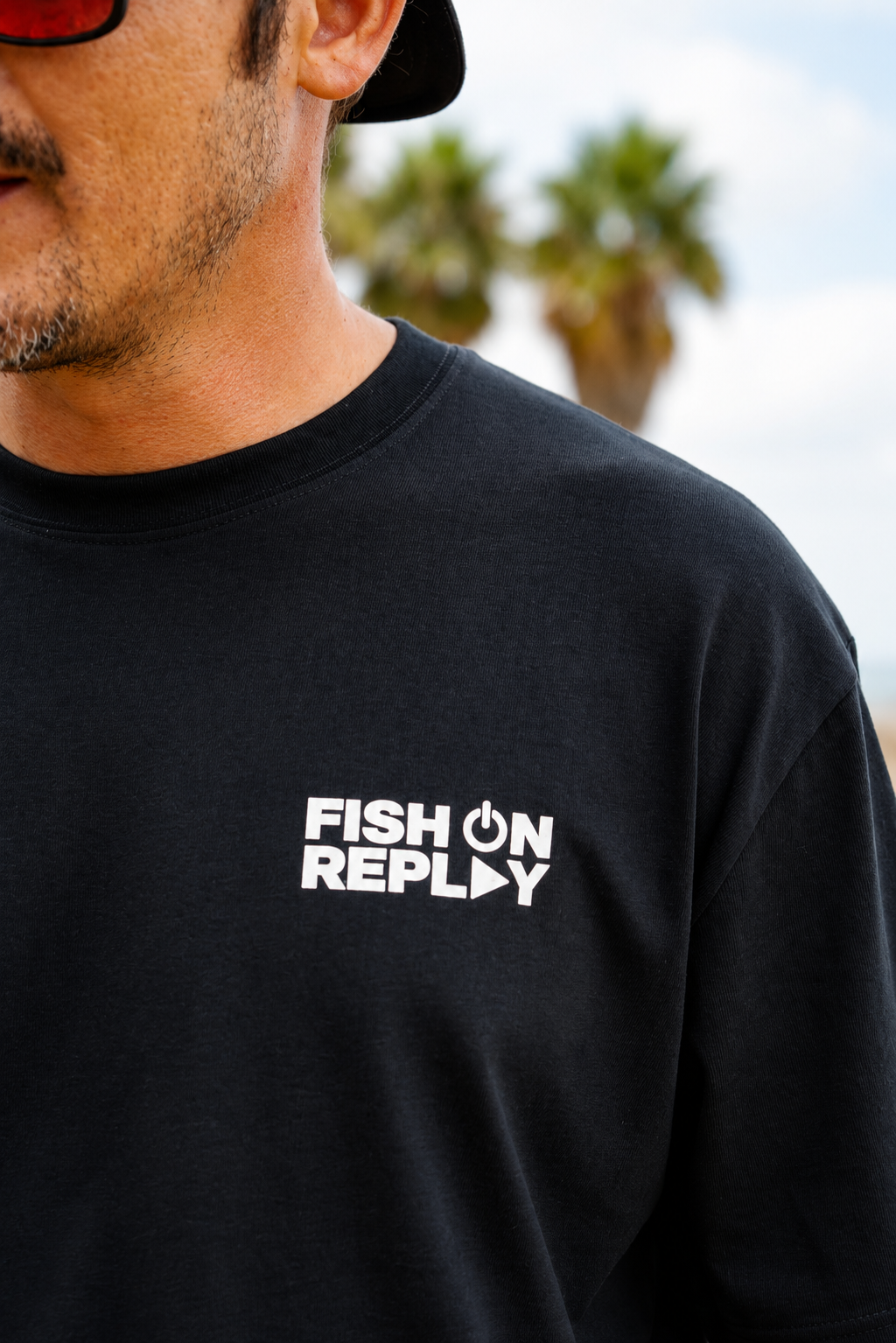 Detalle del logotipo Fish On Replay estampado en el pecho de la camiseta Eging Culture.