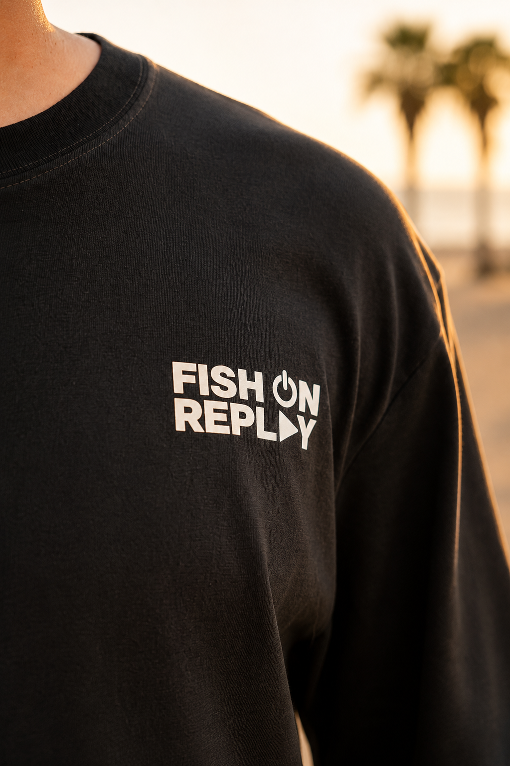 Detalle del logotipo Fish On Replay estampado en el pecho de la camiseta Grouper.