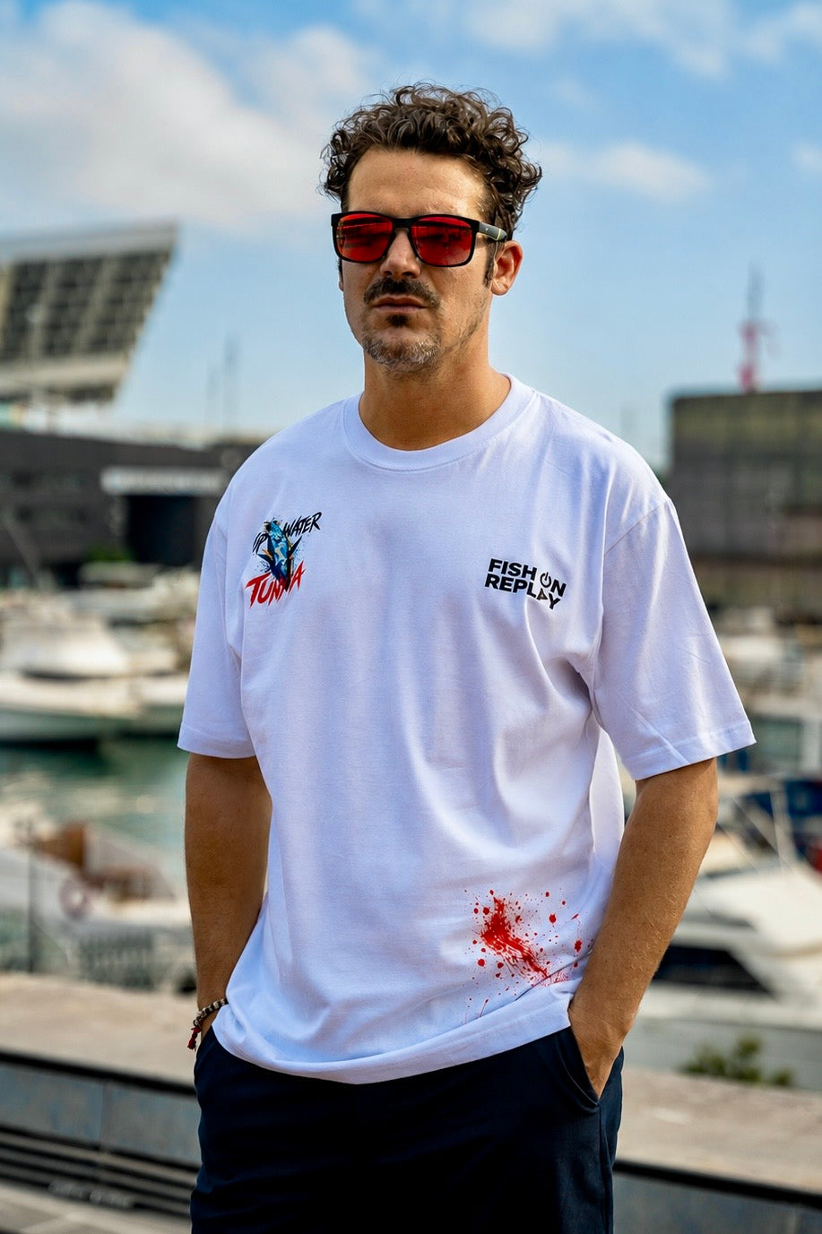 Modelo vistiendo la camiseta Topwater Strike Fish On Replay color blanco.