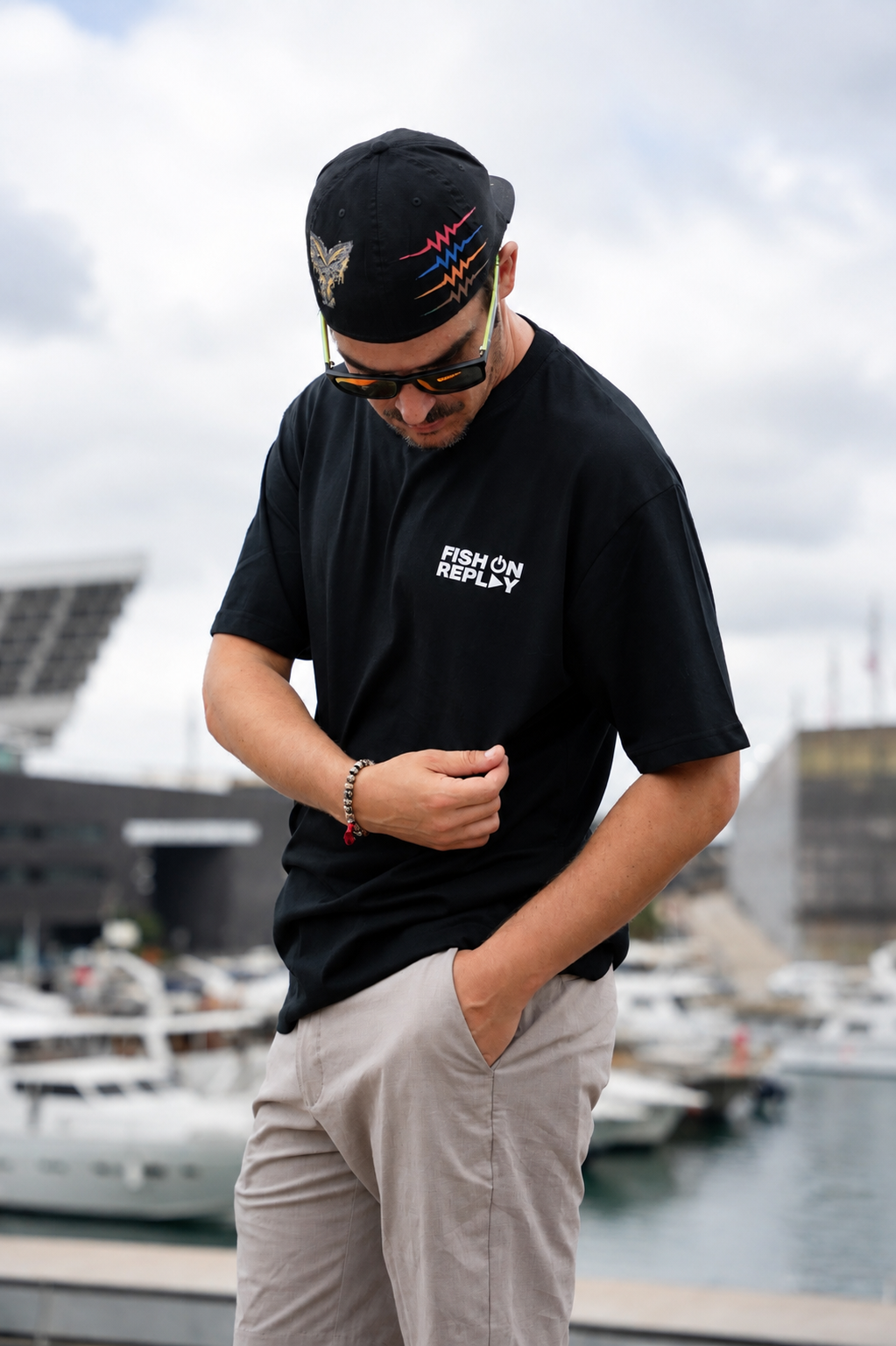 Modelo vistiendo la camiseta Pez Gallo Fish On Replay color negro.