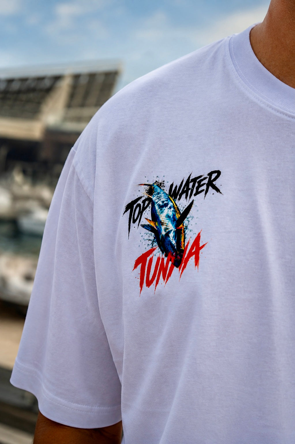 Detalle del estampado superior de la camiseta Topwater Strike de Fish On Replay.
