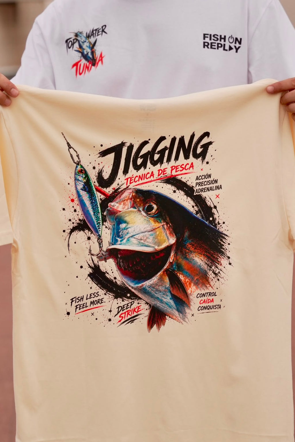 modelo ensenando el Diseño trasero de la camiseta Hamachi con ilustración de pez limón.