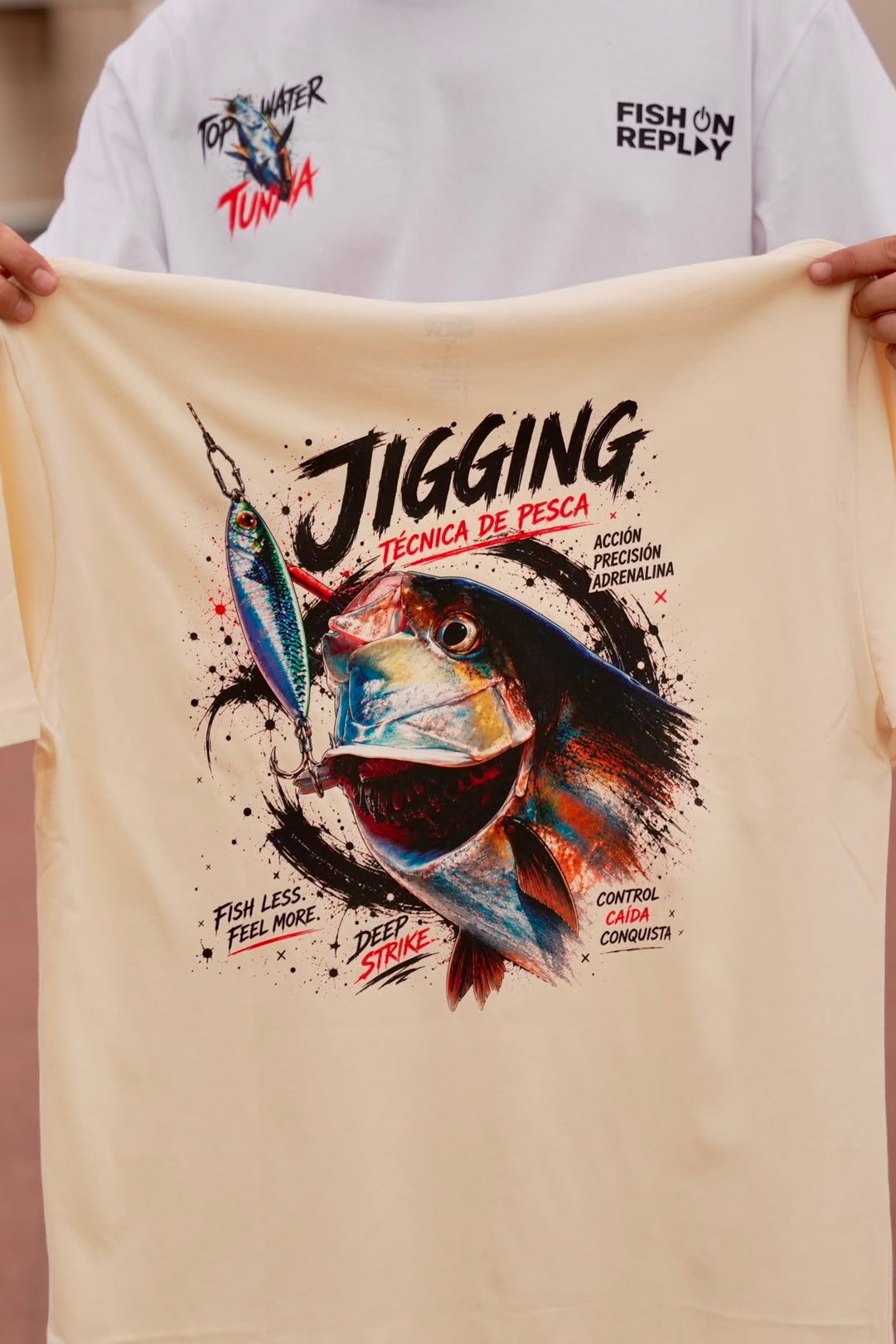 modelo ensenando el Diseño trasero de la camiseta Hamachi con ilustración de pez limón.