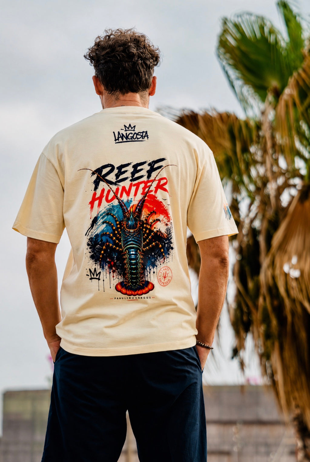 Modelo vistiendo la camiseta Reef Hunter Fish on Replay con ilustración de langosta