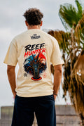 Modelo vistiendo la camiseta Reef Hunter Fish on Replay con ilustración de langosta