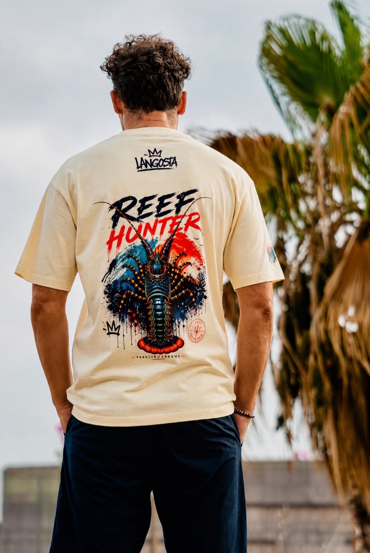 Modelo vistiendo la camiseta Reef Hunter Fish on Replay con ilustración de langosta