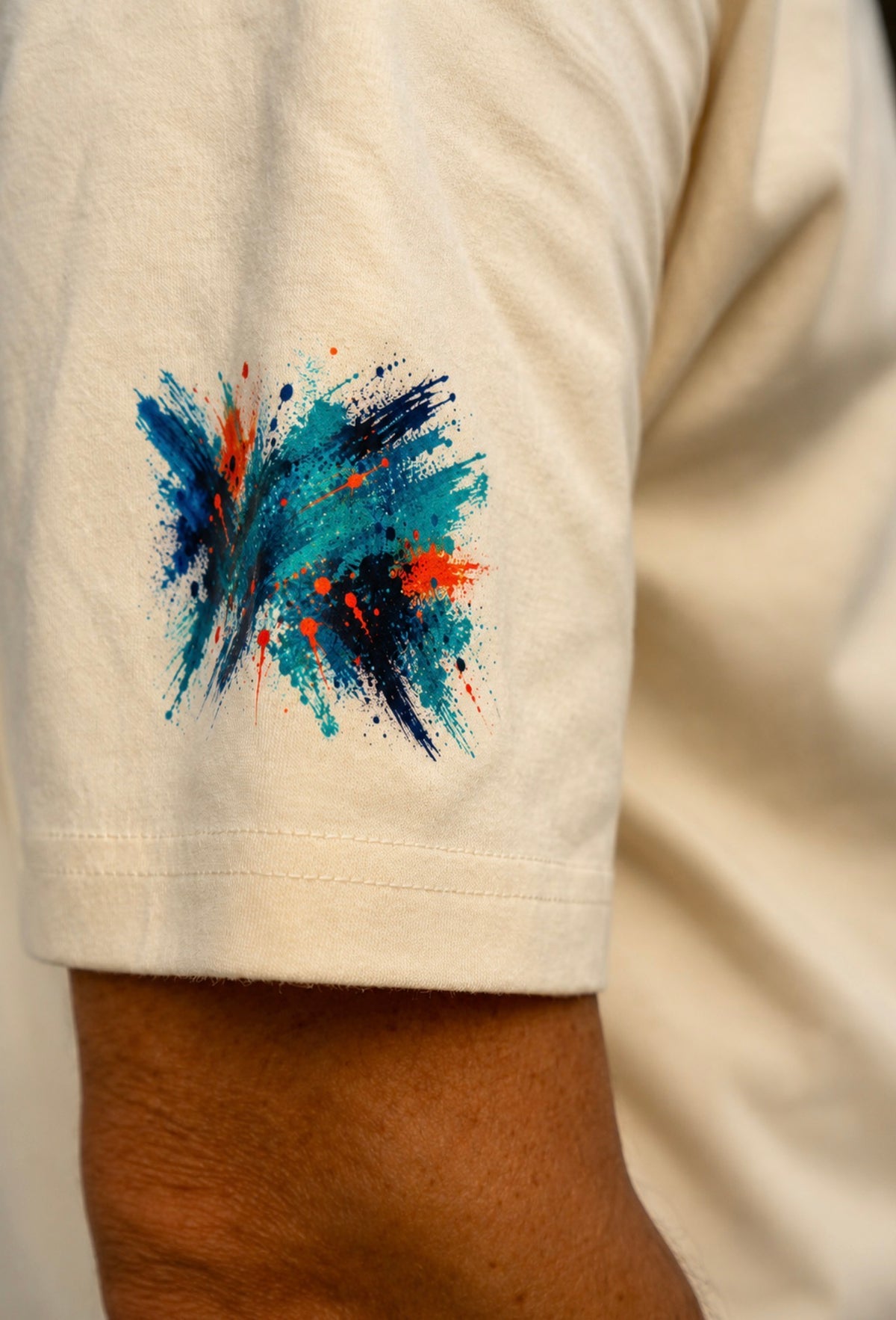 Diseño exclusivo en la manga de la camiseta Reef Hunter Fish On Replay.