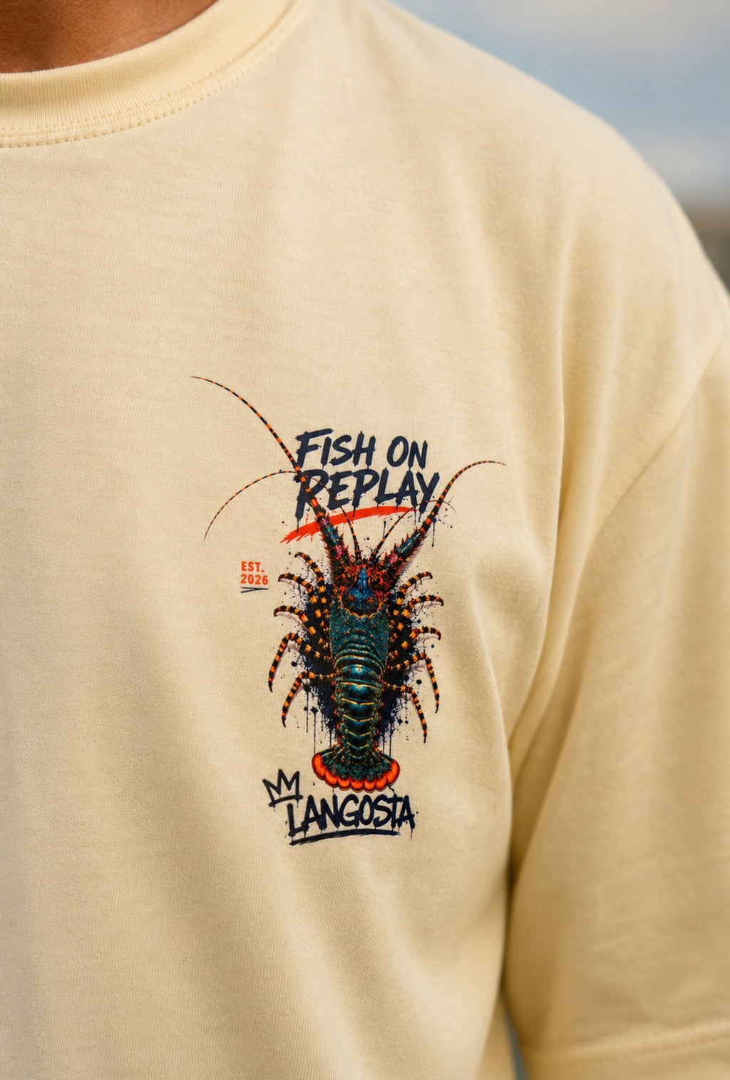 Detalle del logotipo Fish On Replay estampado en el pecho de la camiseta Reef Hunter.