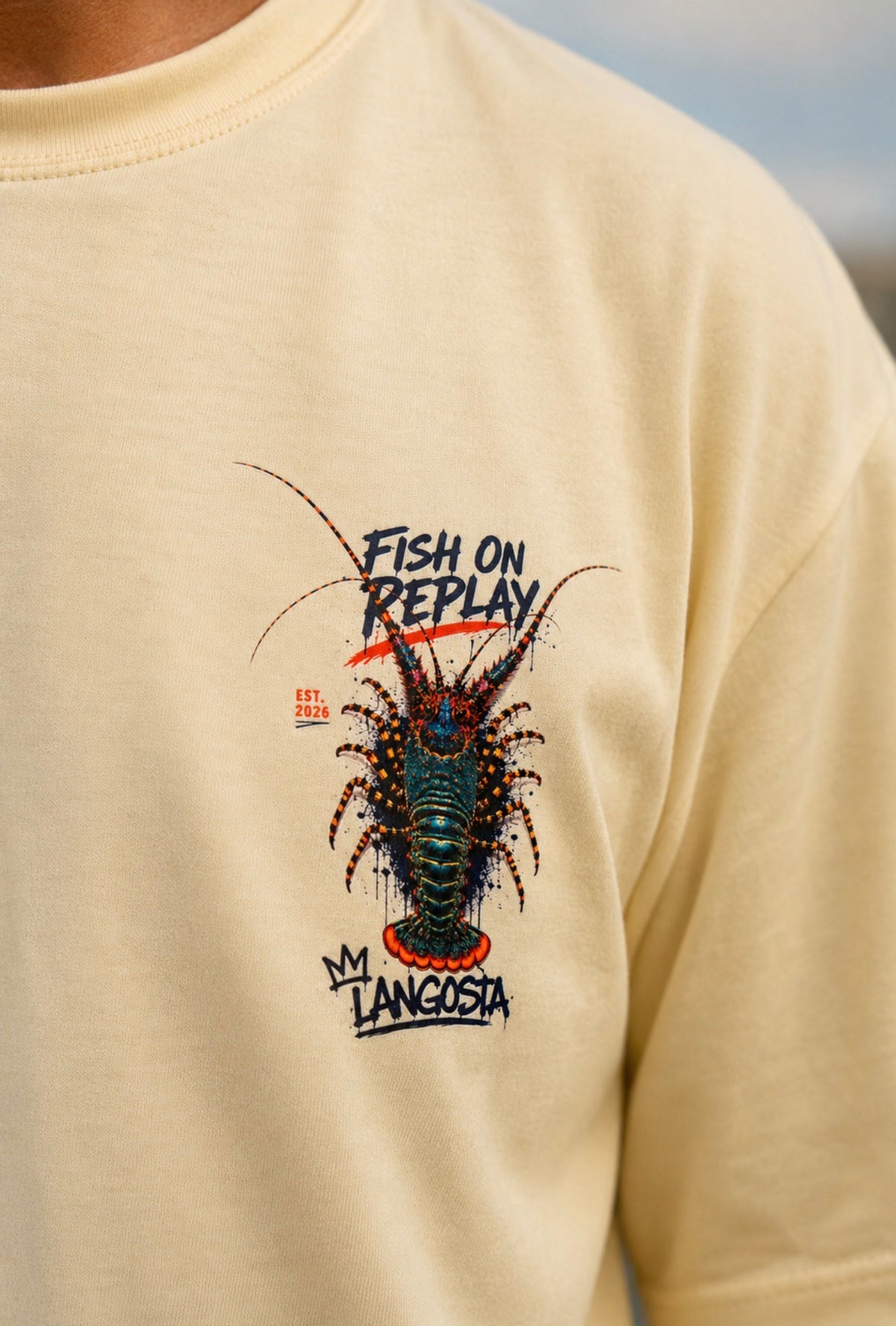 Detalle del logotipo Fish On Replay estampado en el pecho de la camiseta Reef Hunter.