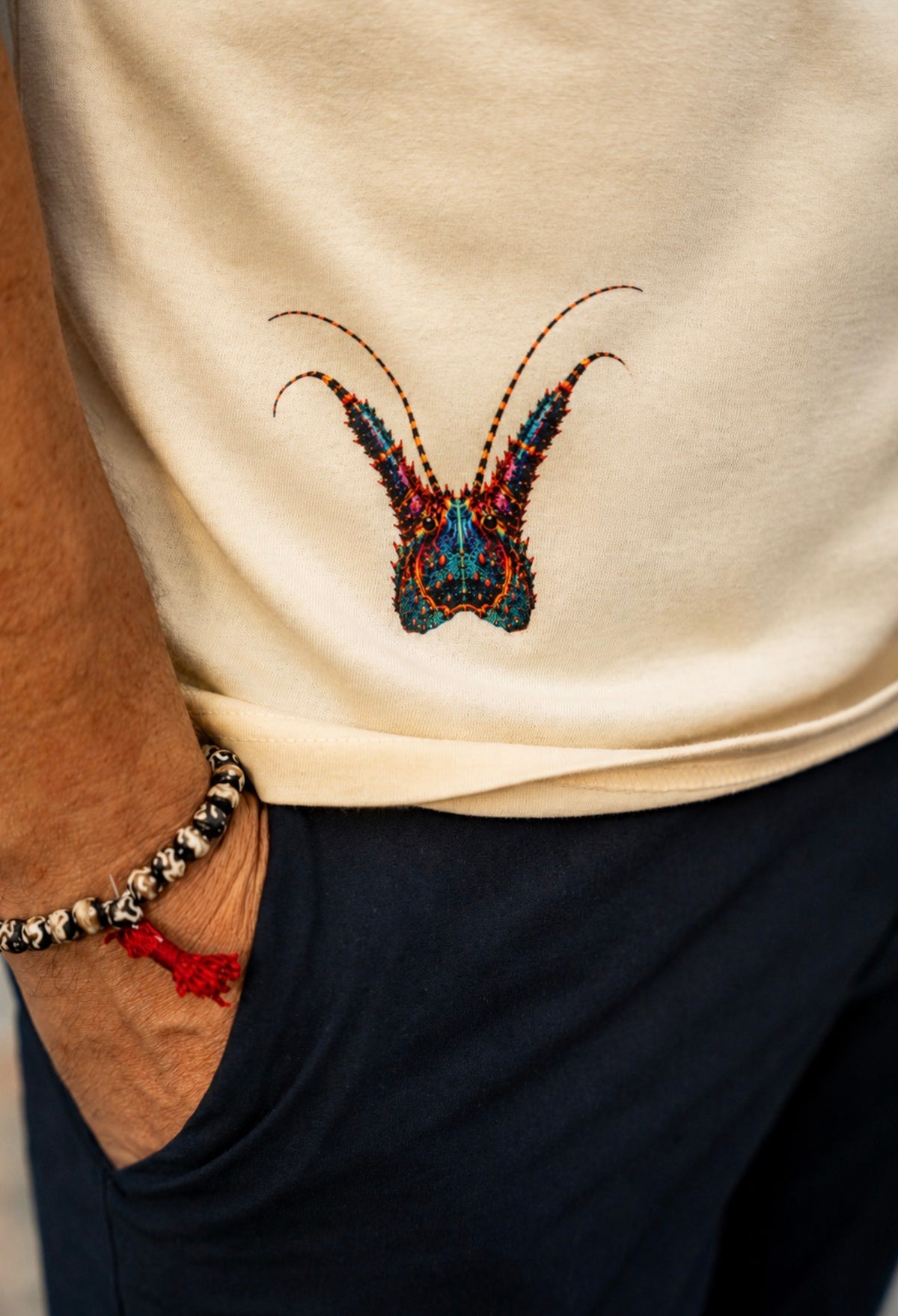 Detalle del estampado inferior de la camiseta Reef Hunter Fish On Replay.