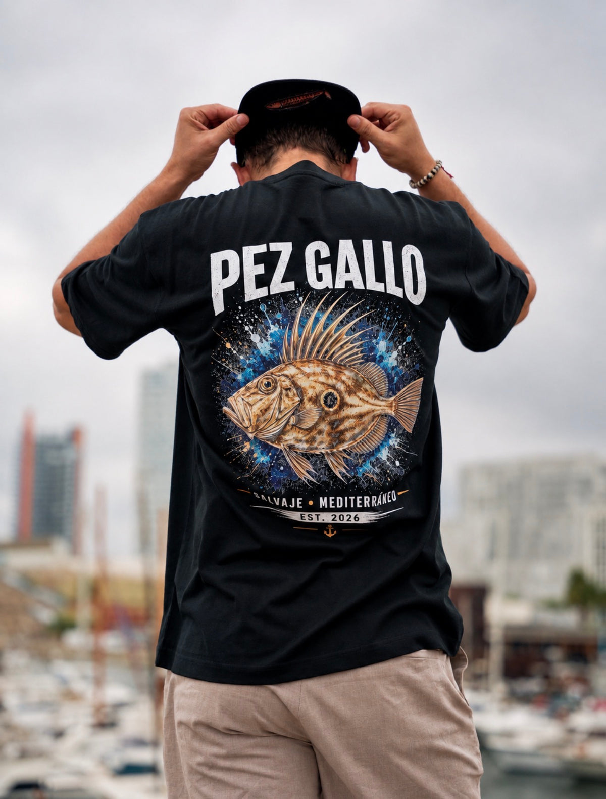 Diseño trasero de la camiseta Pez Gallo con ilustración de pez gallo.